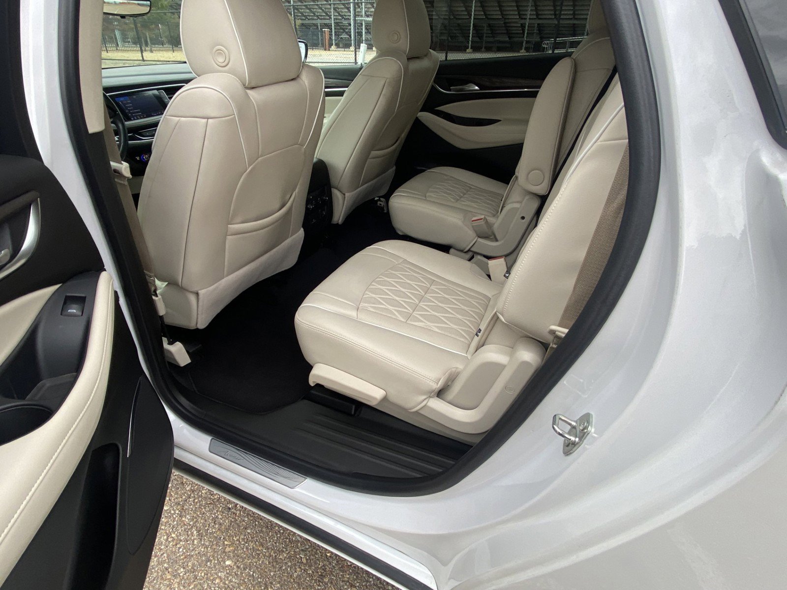 Used 2022 Buick Enclave Avenir w/ Avenir Technology Package AWD/4WD image 16