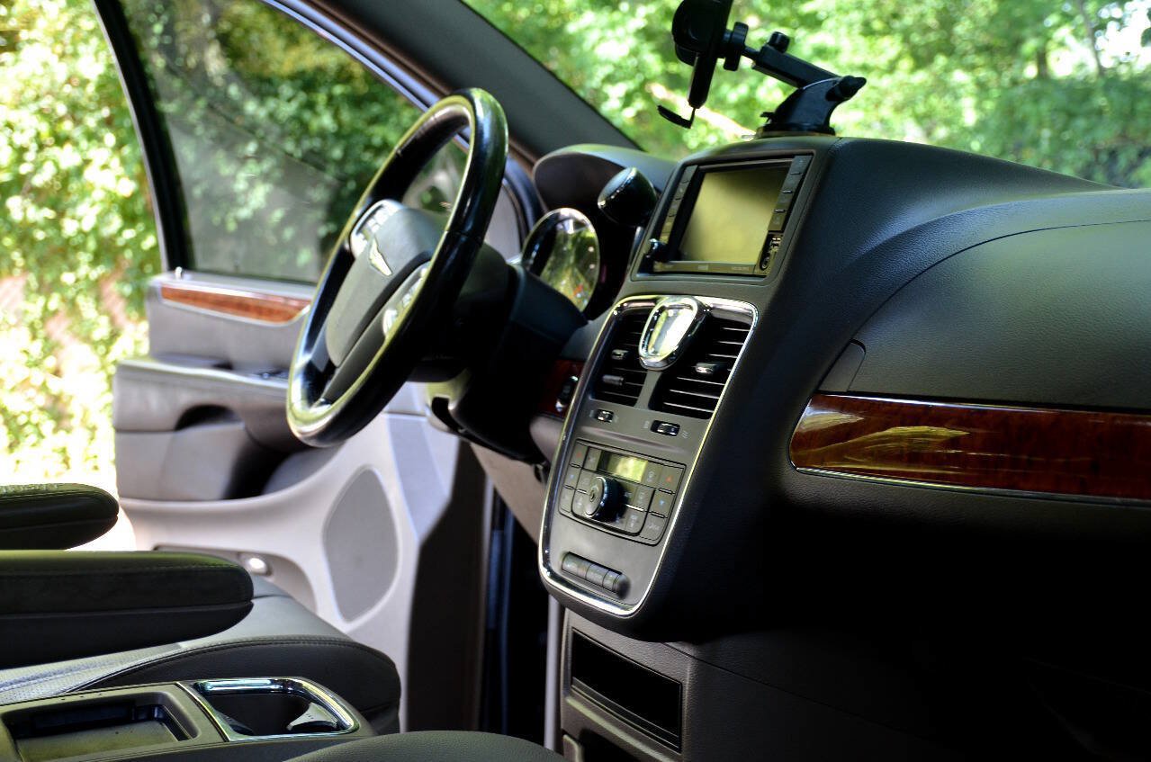 Used 2015 Chrysler Town & Country Touring-L w/ Driver Convenience Group FWD image 15