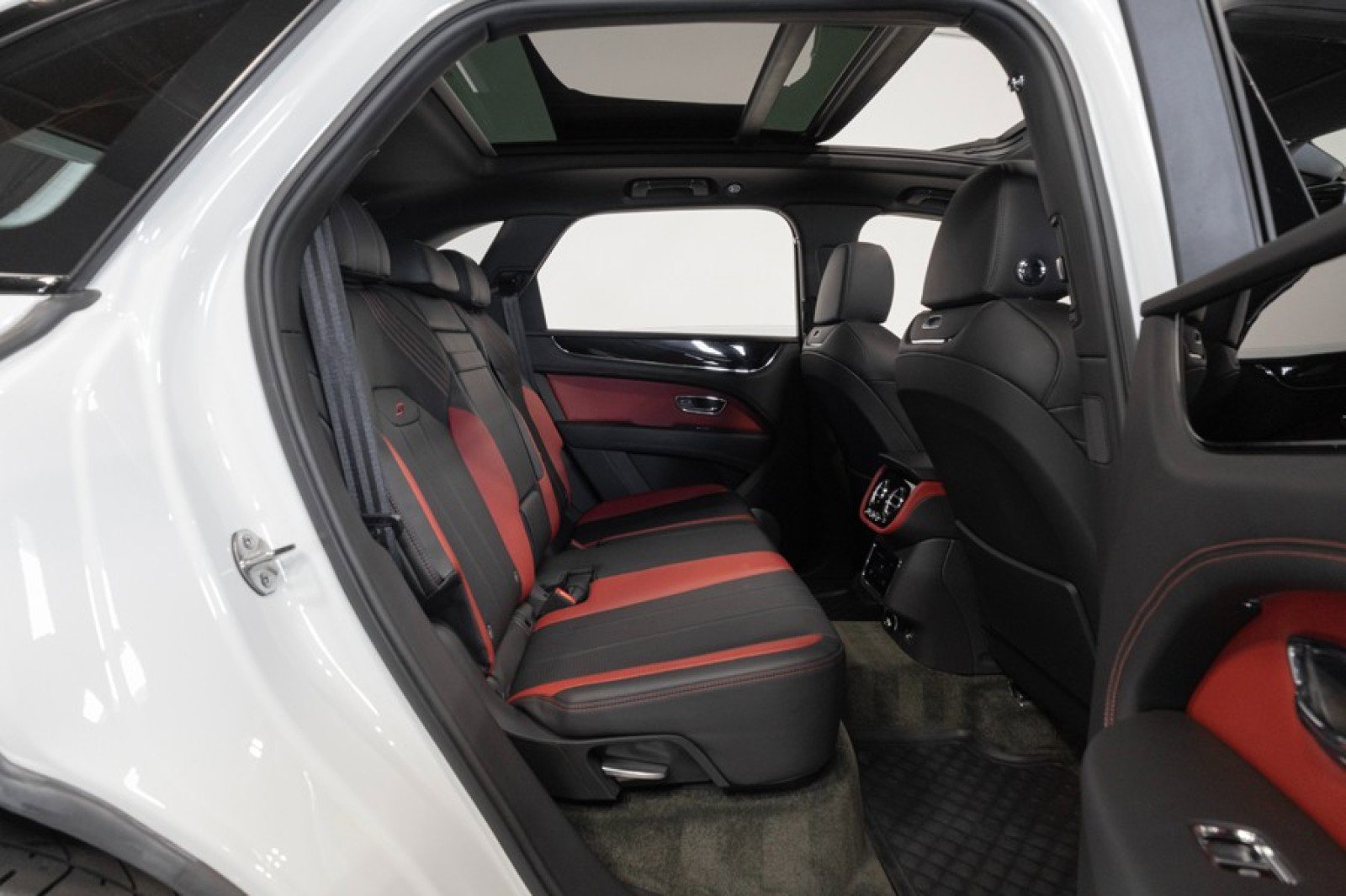 Used 2022 Bentley Bentayga AWD/4WD image 63