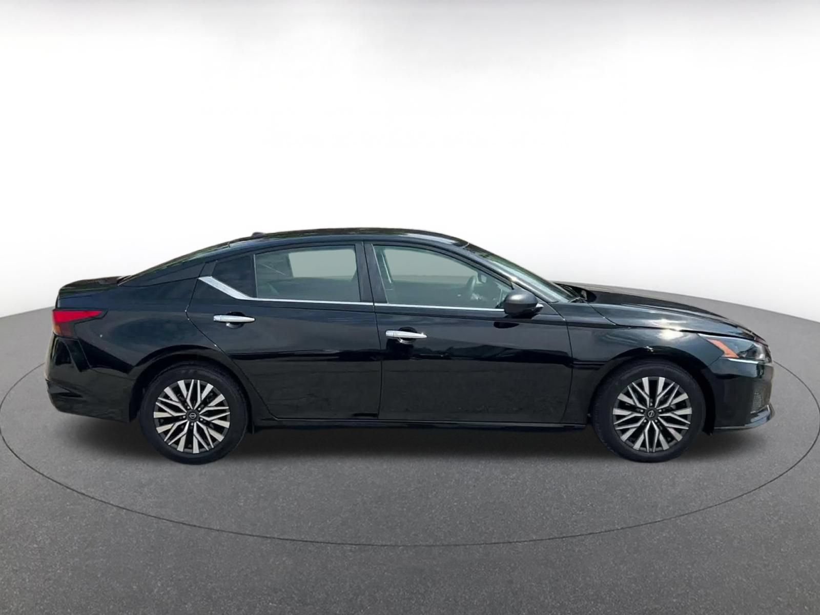 Used 2025 Nissan Altima 2.5 SV FWD image 13