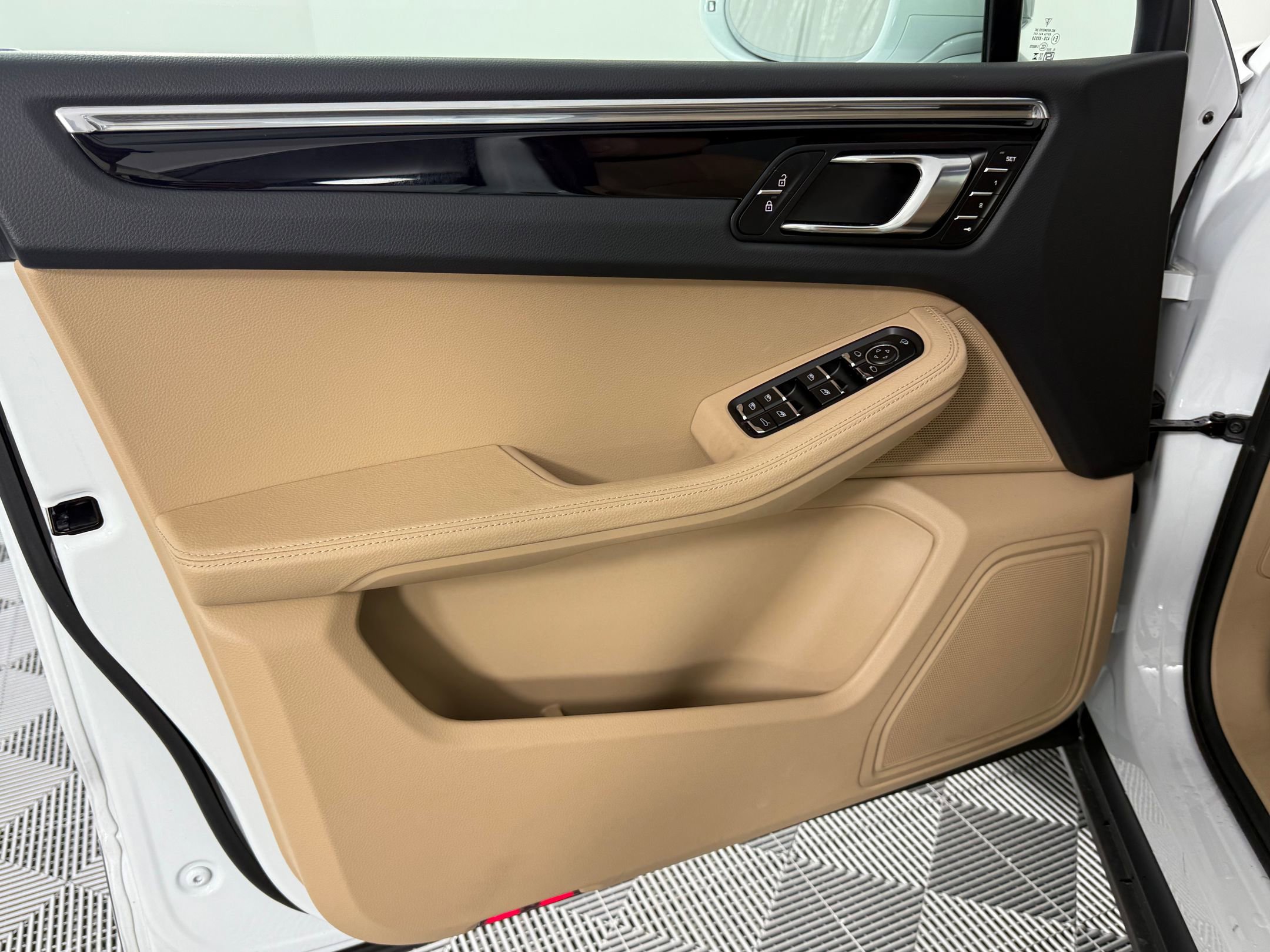 New 2025 Porsche Macan image 14