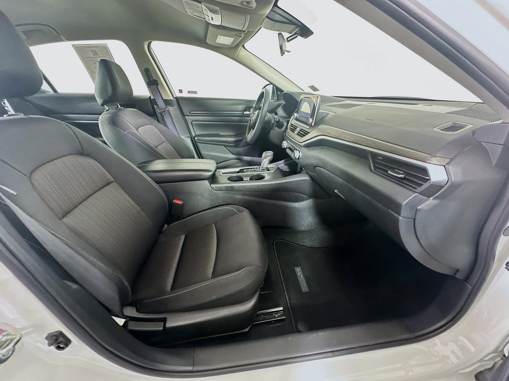 Used 2025 Nissan Altima 2.5 SV image 29