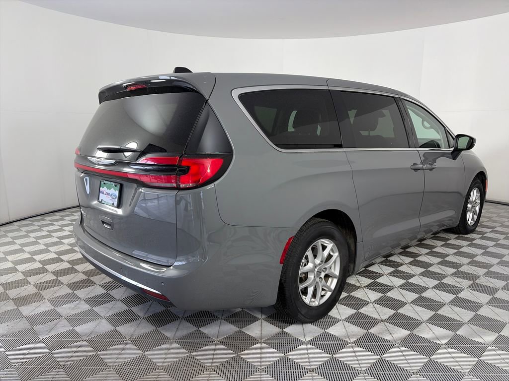 Used 2023 Chrysler Pacifica Touring-L FWD image 7