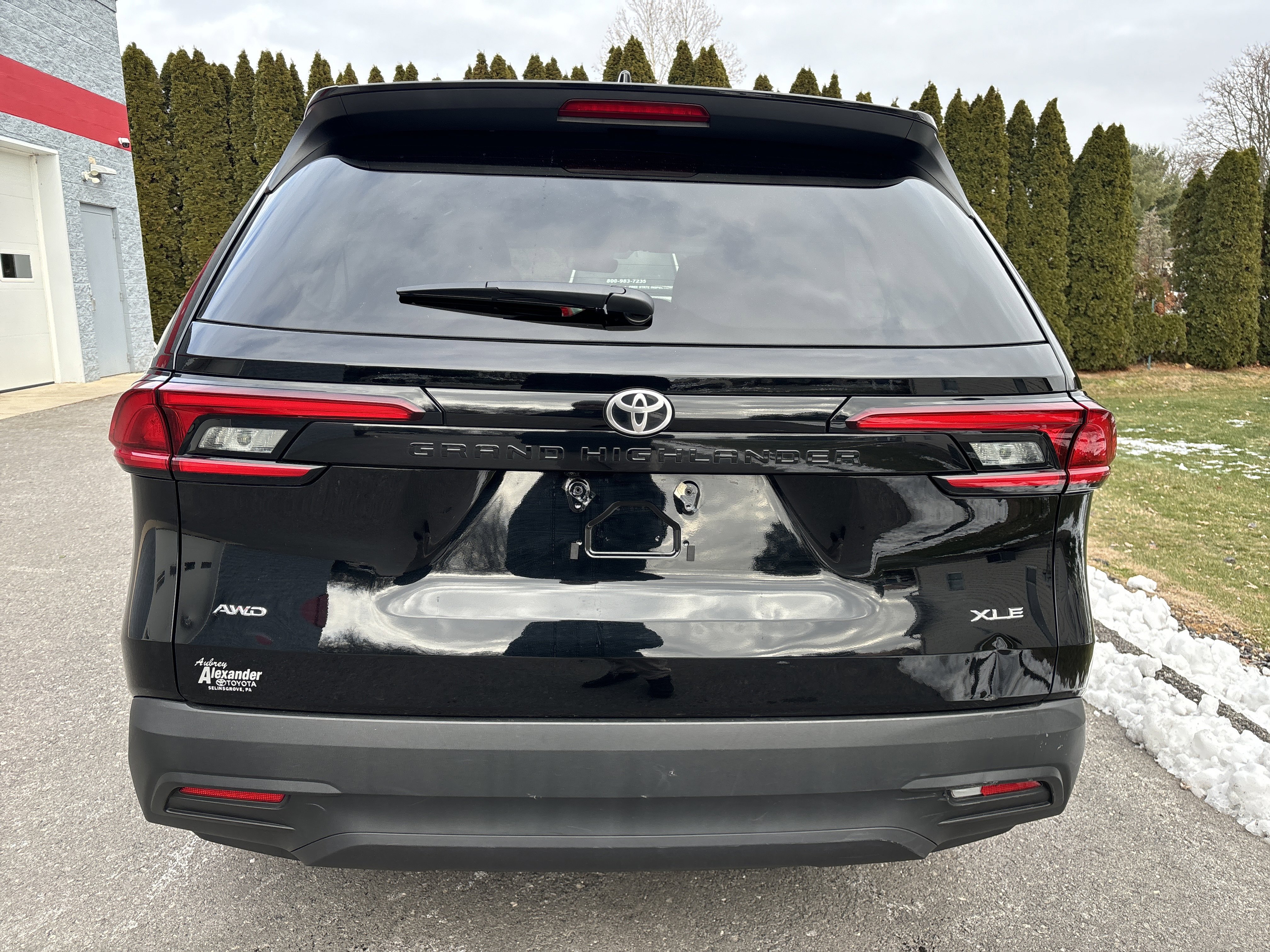 Used 2025 Toyota Grand Highlander AWD image 4