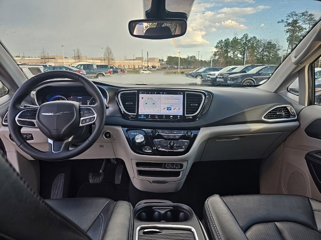 Used 2024 Chrysler Pacifica Touring-L image 30