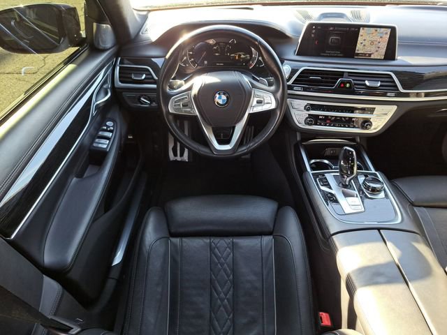 Used 2019 BMW 750i image 11