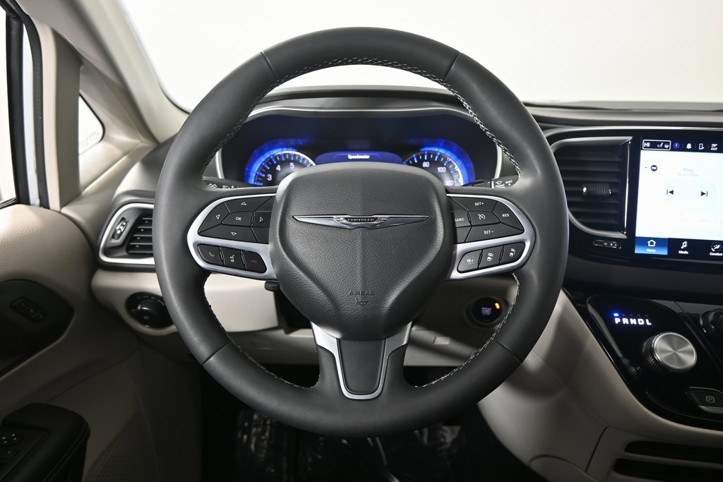 Used 2024 Chrysler Pacifica Touring-L image 36