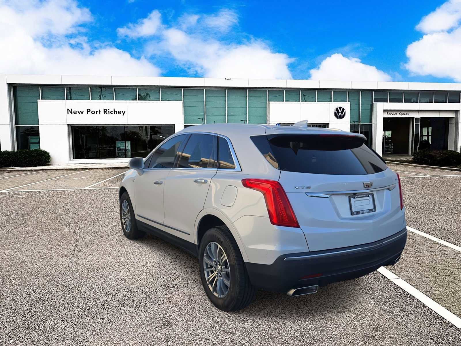 Used 2018 Cadillac XT5 Luxury w/ Driver Awareness Package image 6