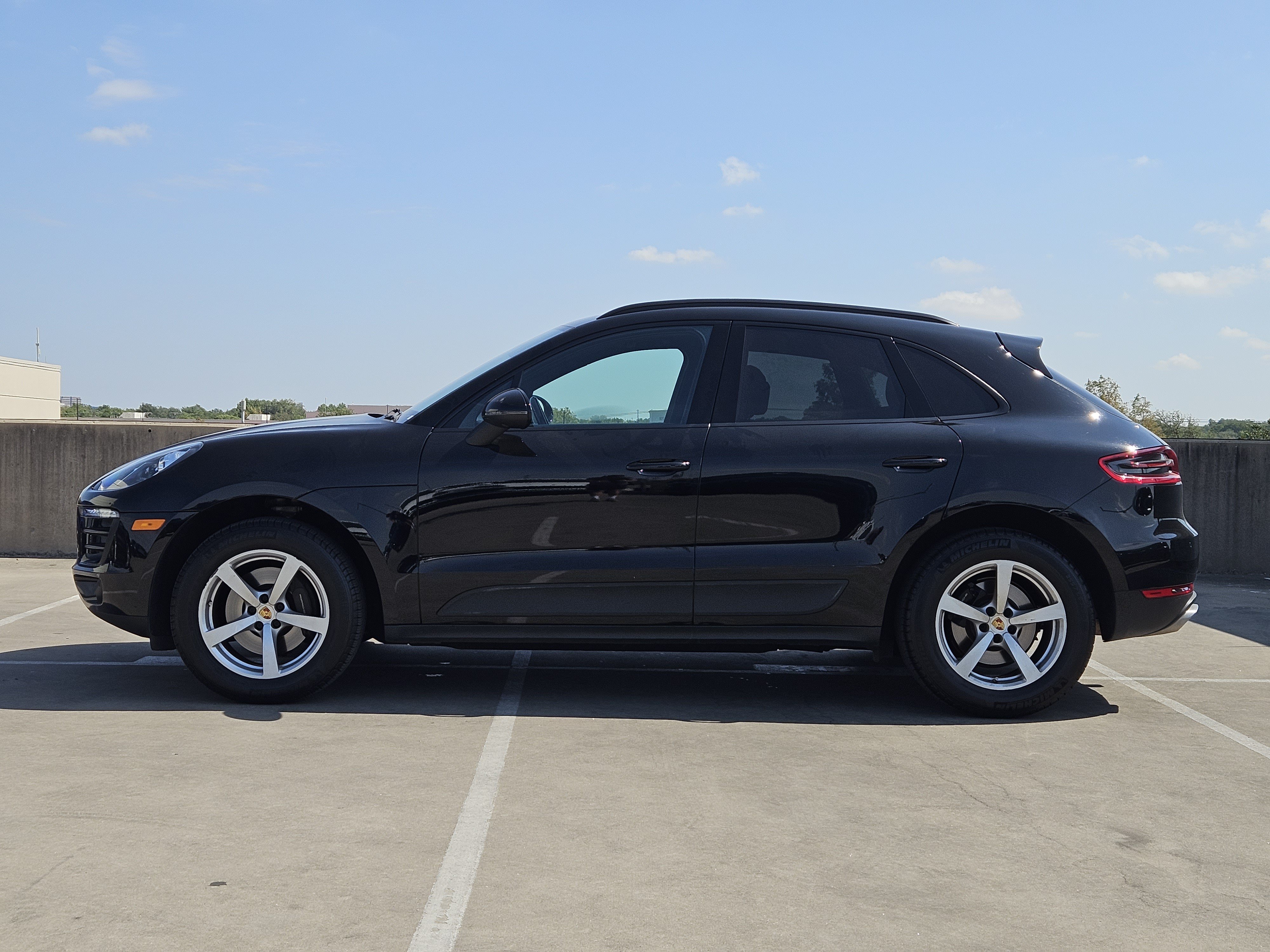 Certified 2017 Porsche Macan AWD/4WD image 2