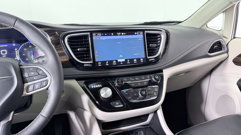 Used 2024 Chrysler Pacifica Limited AWD/4WD image 23