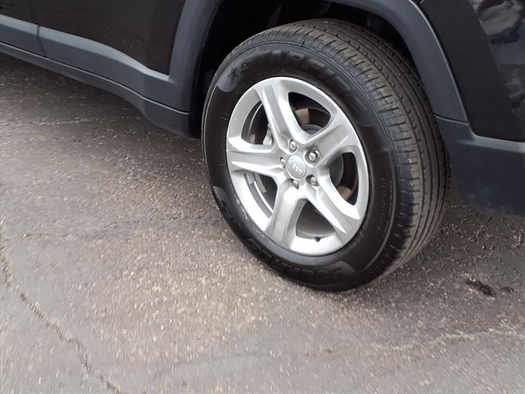 Used 2024 Jeep Compass Latitude image 14