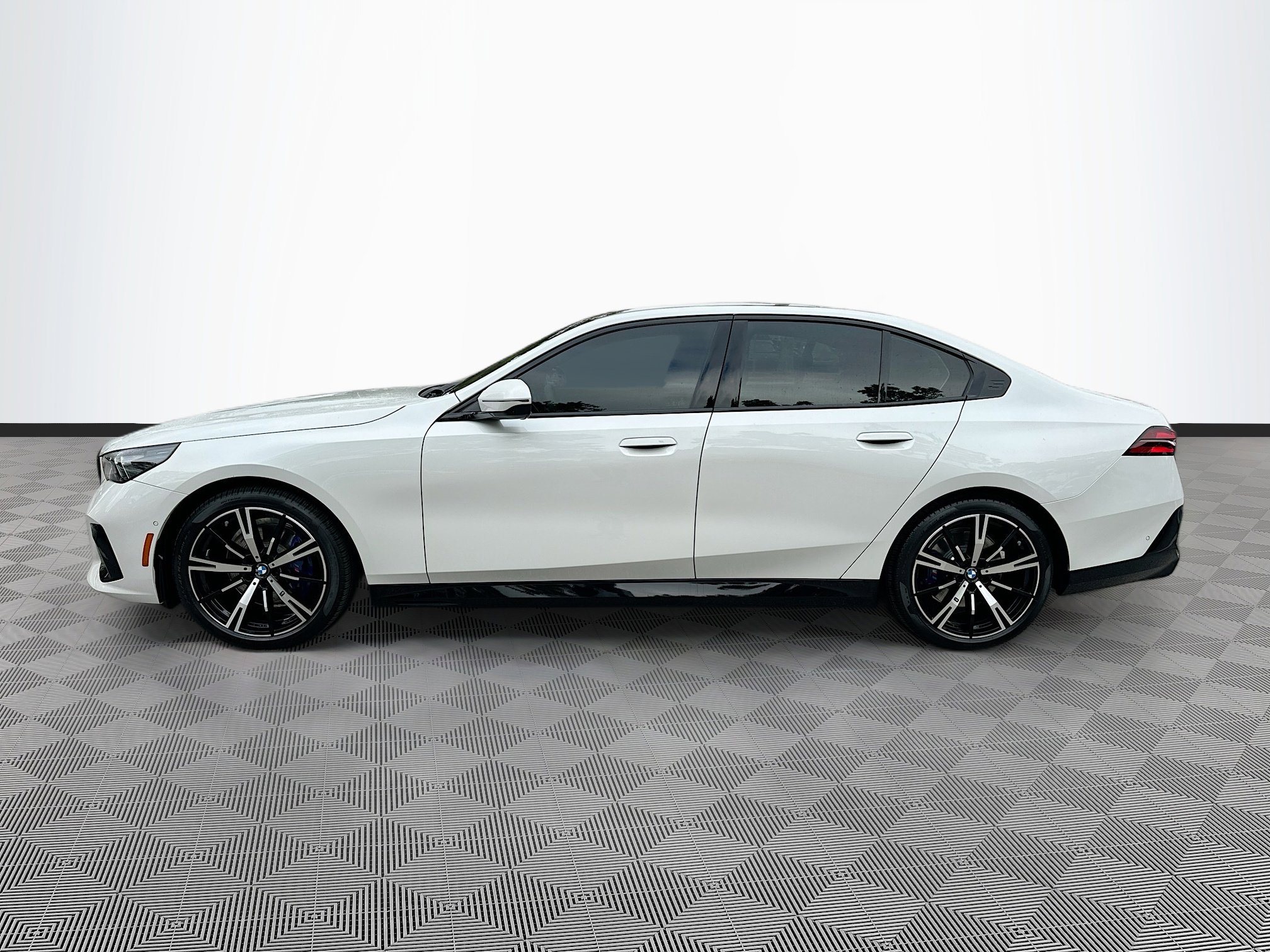 Used 2026 BMW 530i xDrive w/ Executive Package image 4