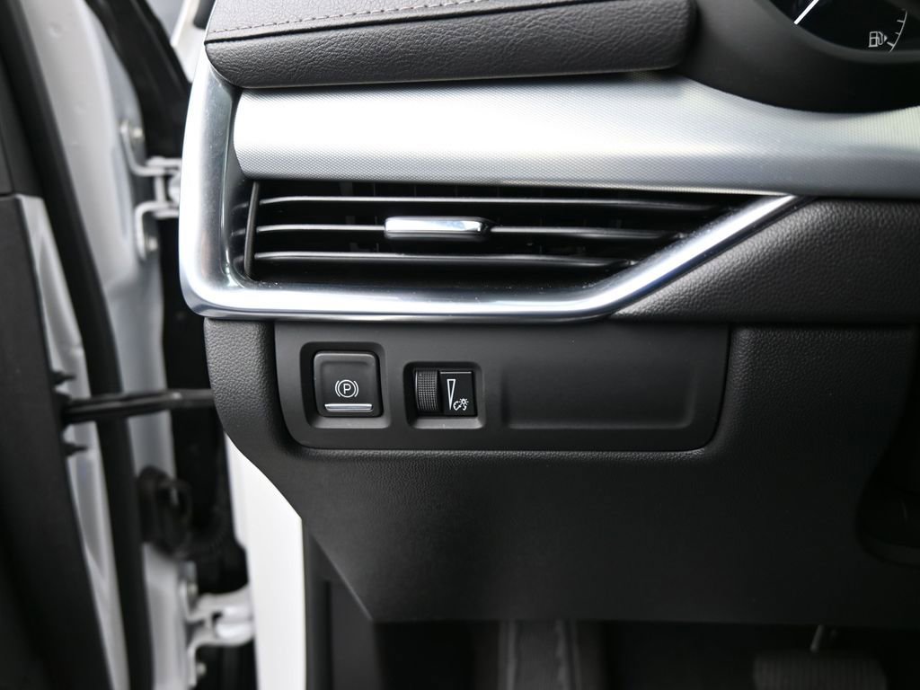 Used 2022 Cadillac XT4 Premium Luxury w/ Enhanced Visibility Package image 38