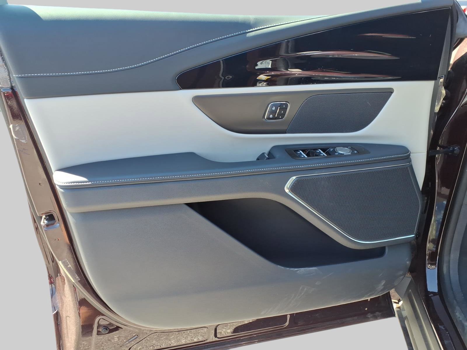 Used 2024 Lincoln Nautilus Reserve image 14