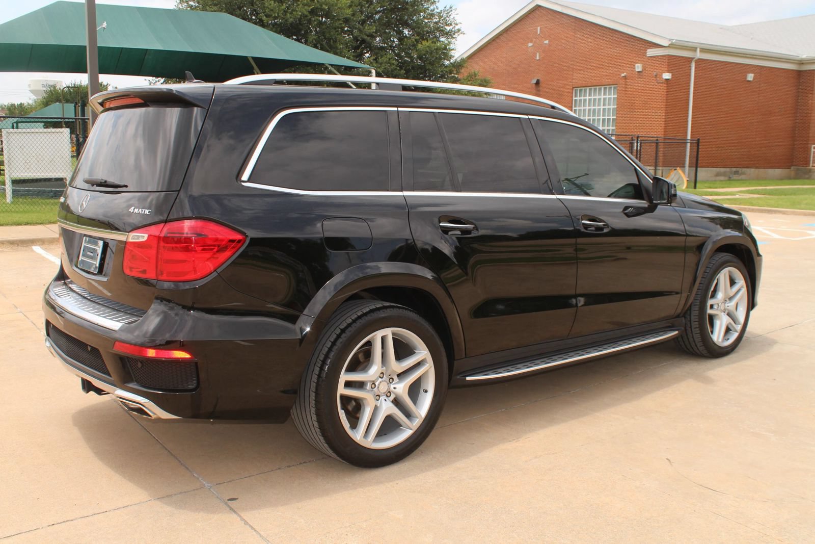 Used 2014 Mercedes-Benz GL 550 4MATIC w/ Driver Assistance Package image 9
