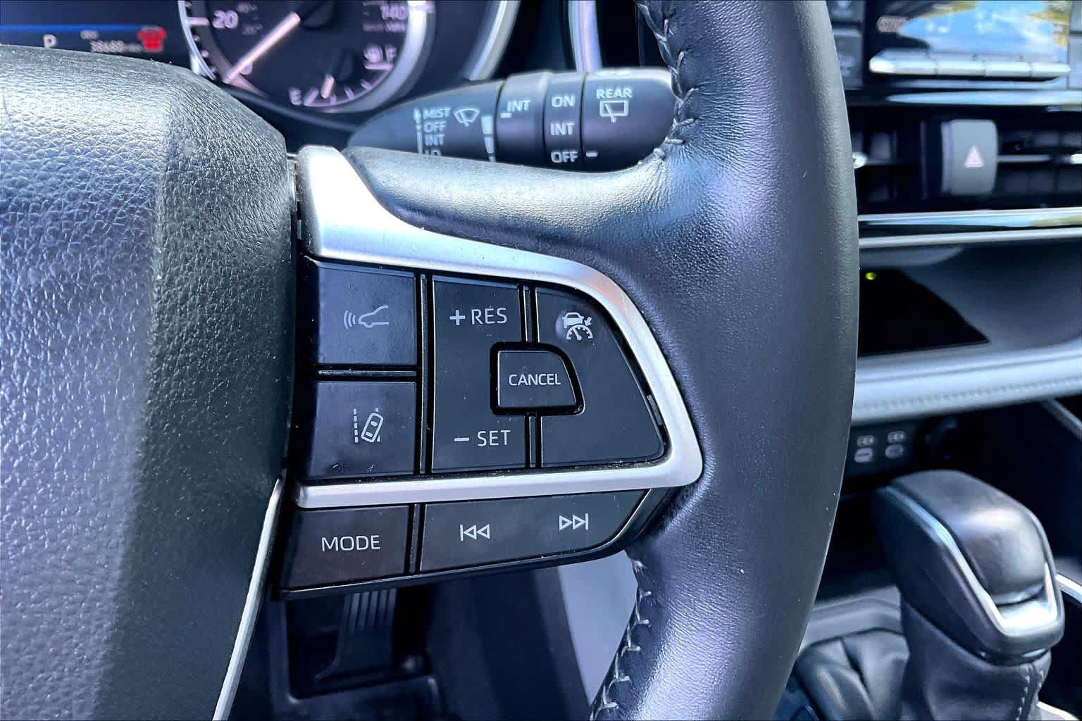 Used 2024 Toyota Highlander XLE AWD/4WD image 24
