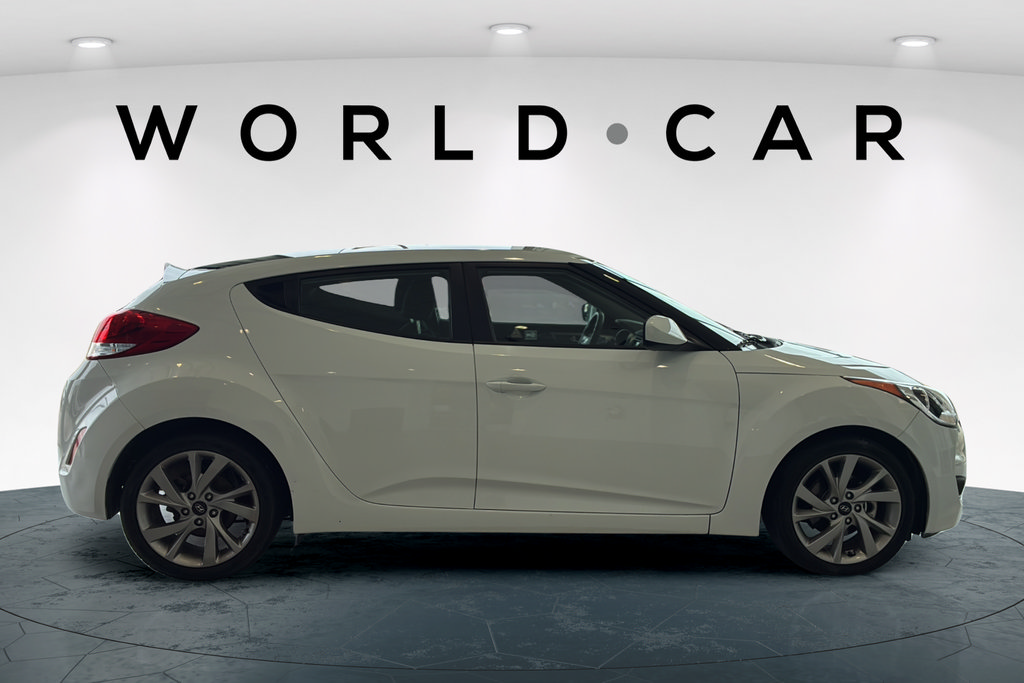 Used 2016 Hyundai Veloster FWD image 2