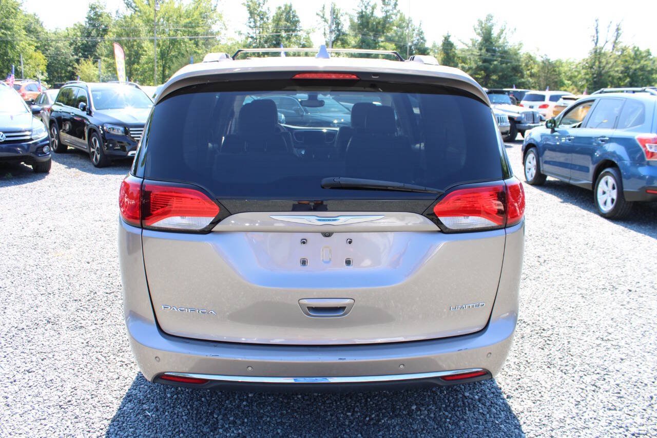 Used 2017 Chrysler Pacifica Limited FWD image 8