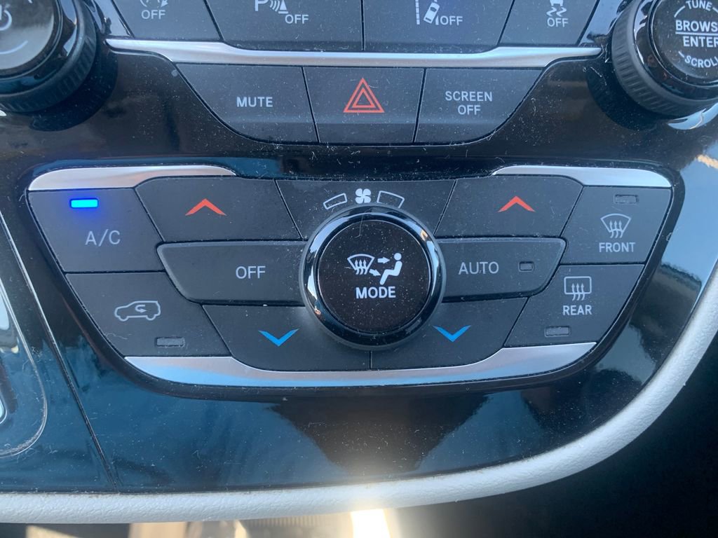 Used 2023 Chrysler Pacifica Touring-L FWD image 28