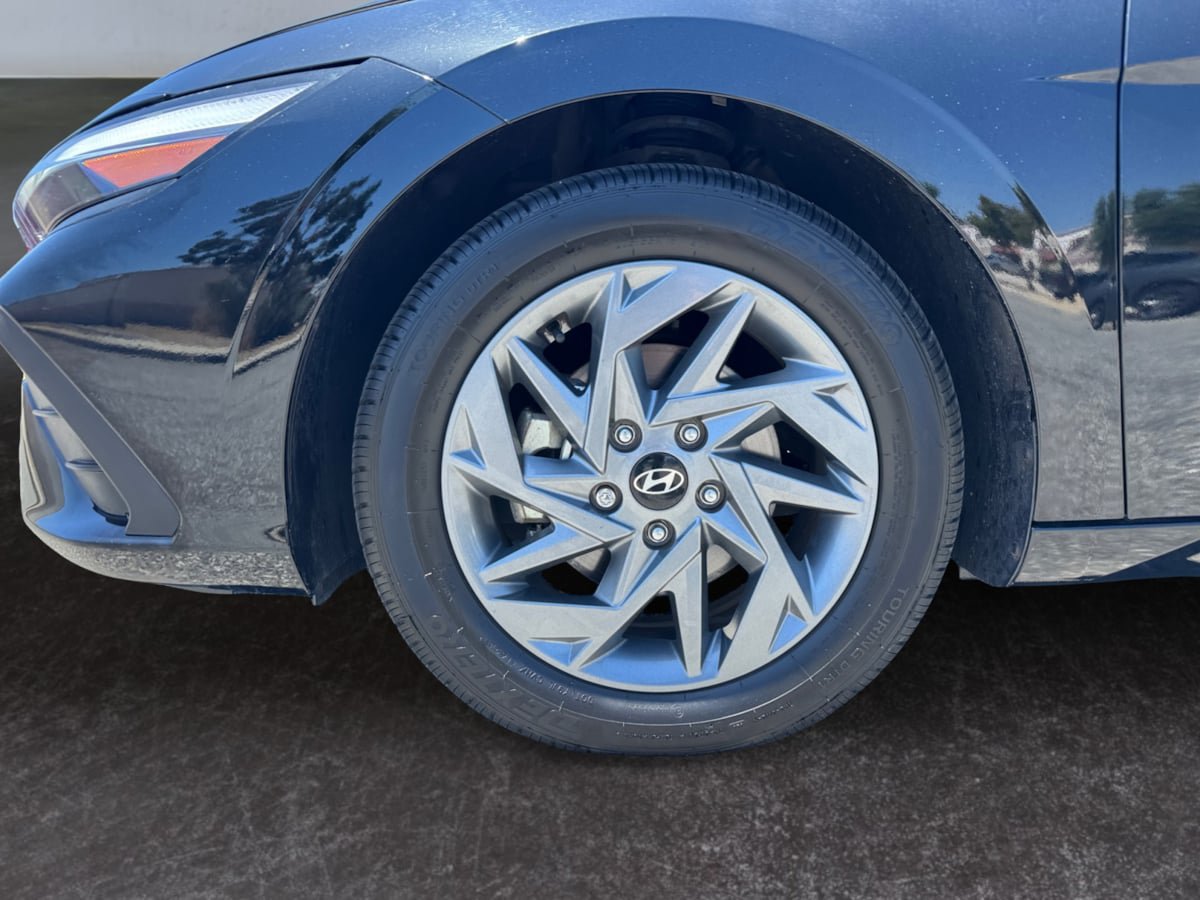 Used 2024 Hyundai Elantra Blue FWD image 9