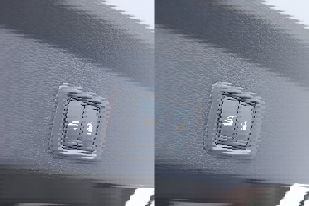 Used 2025 Mitsubishi Outlander SE image 25