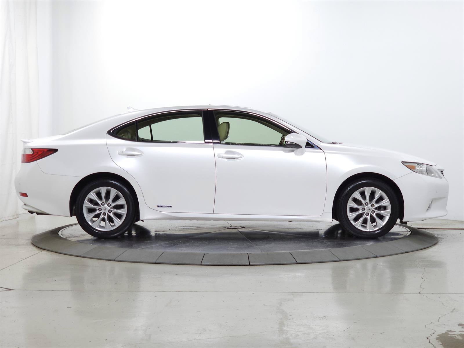 Used 2014 Lexus ES 300h w/ Luxury Package w/Bamboo Trim FWD image 11