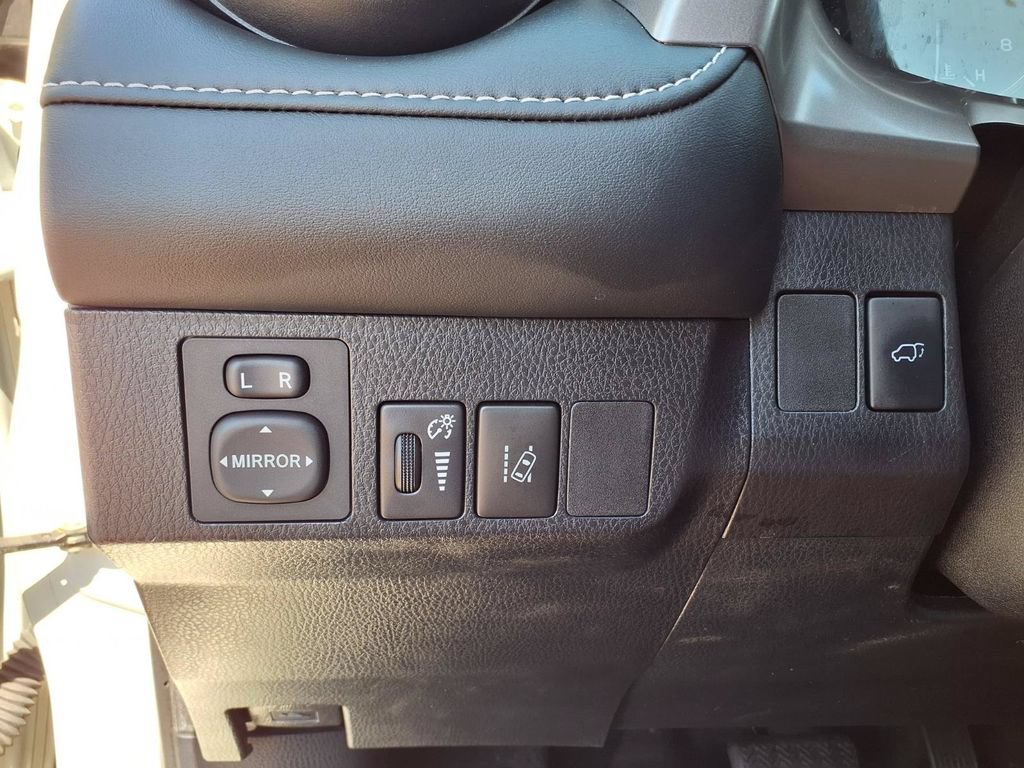 Used 2018 Toyota RAV4 Limited FWD image 29