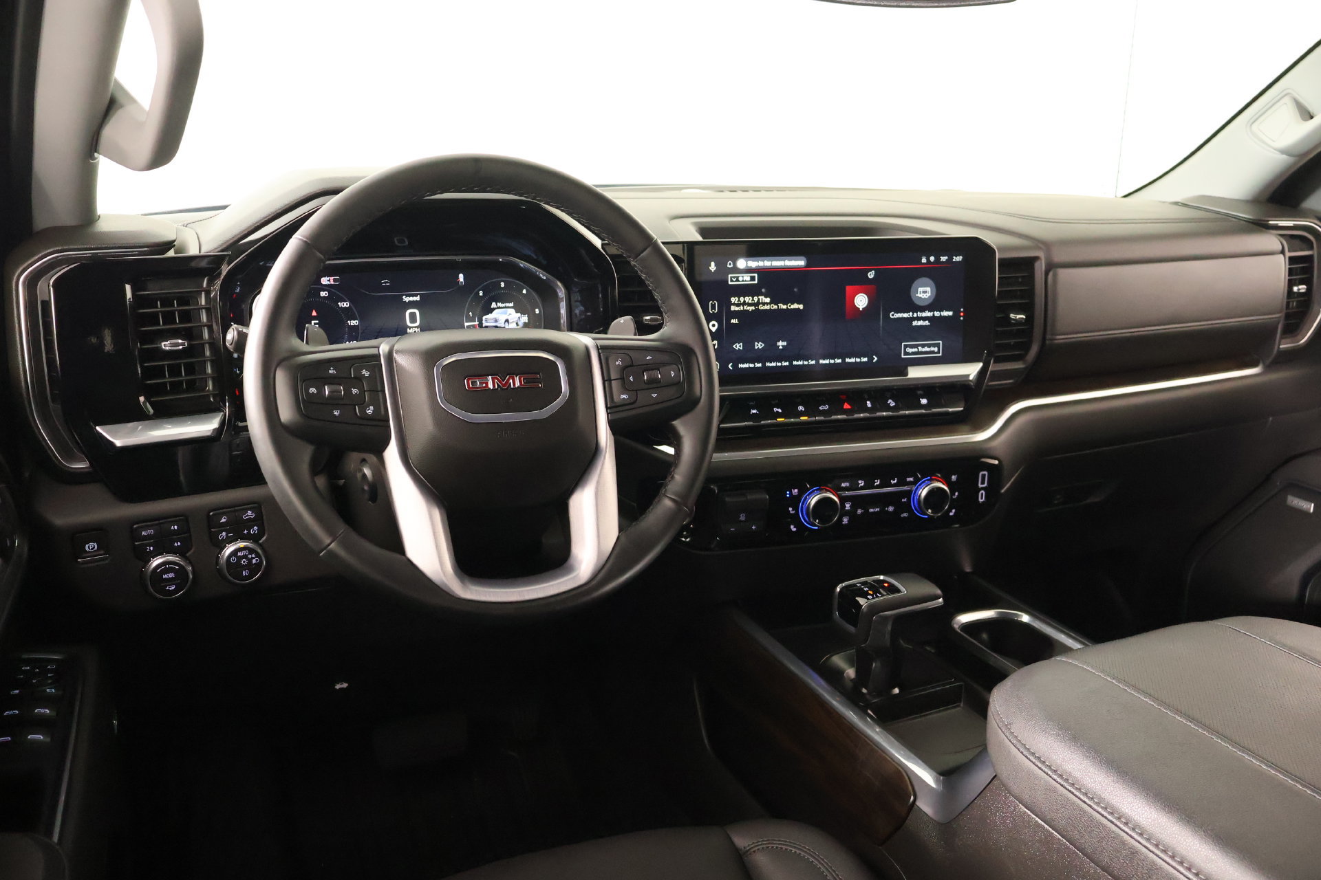 Used 2025 GMC Sierra 1500 SLT w/ SLT Premium Plus Package AWD/4WD image 2