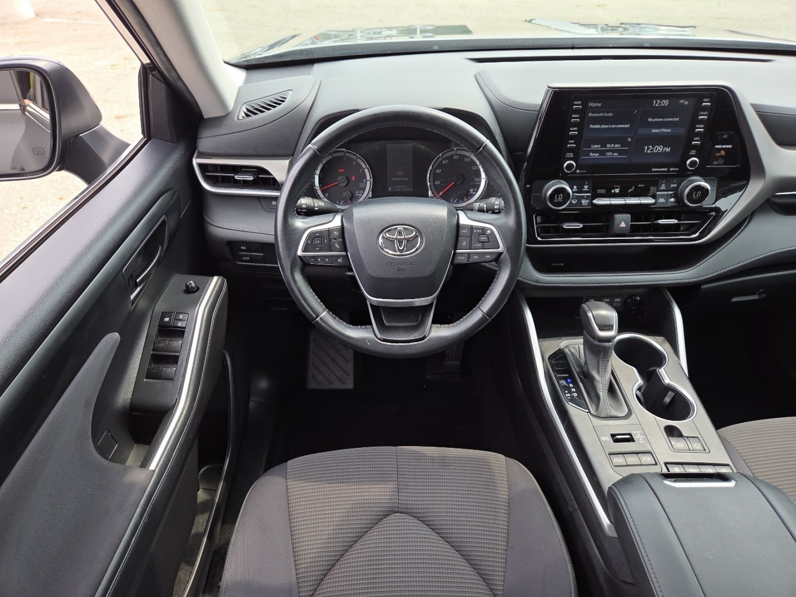 Used 2022 Toyota Highlander LE AWD/4WD image 25