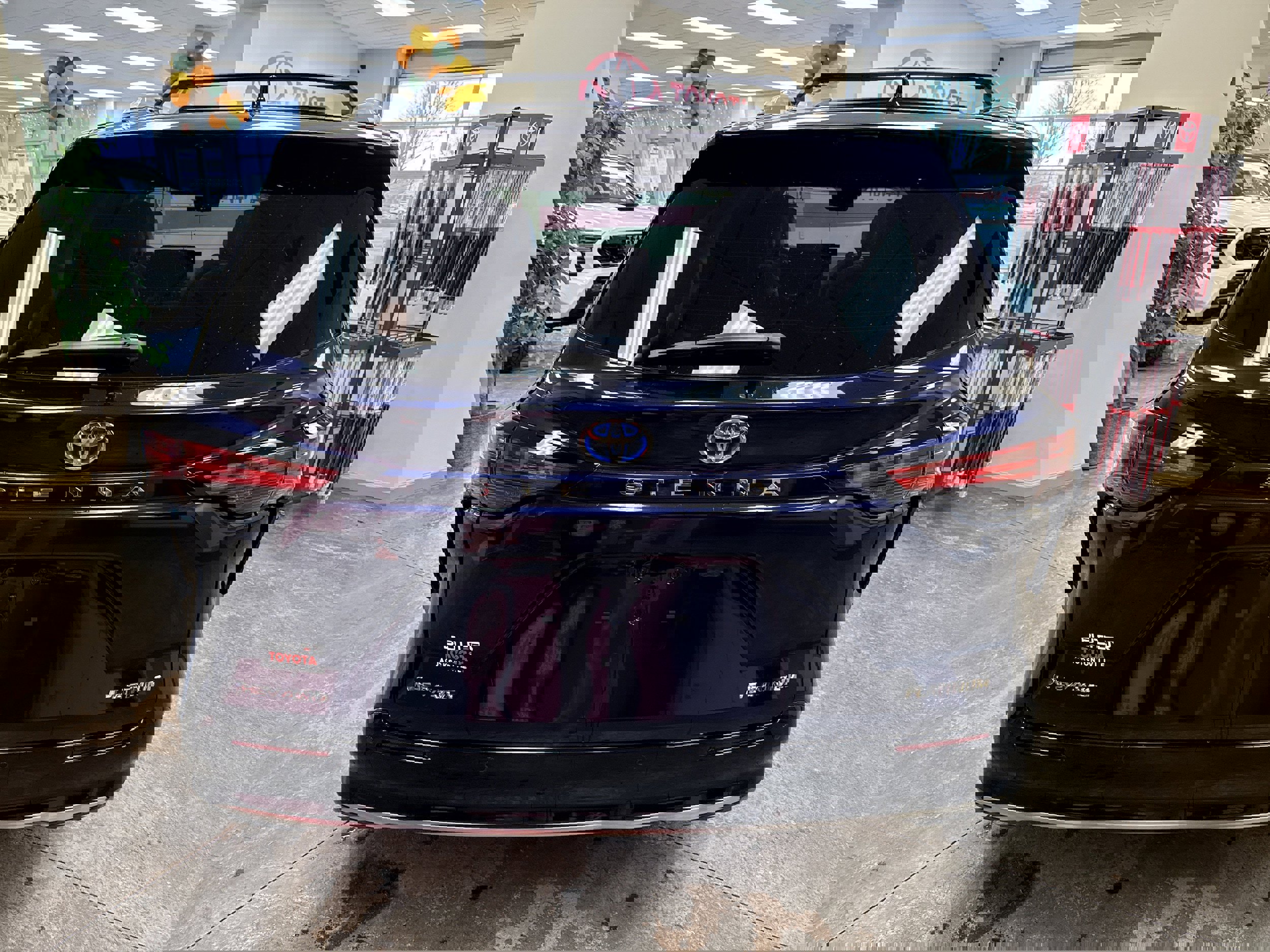 Used 2025 Toyota Sienna Platinum image 5