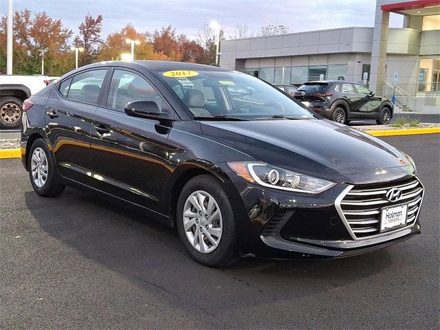 Used 2017 Hyundai Elantra SE w/ Cargo Package image 2