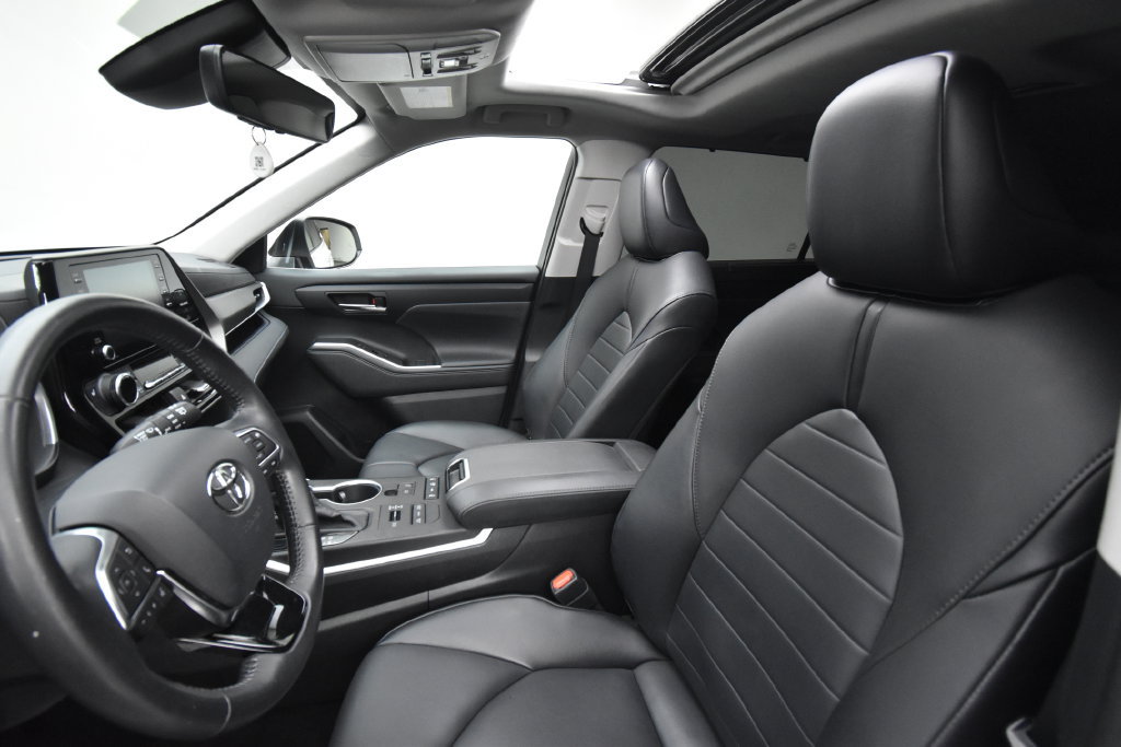Used 2020 Toyota Highlander XLE AWD/4WD image 8