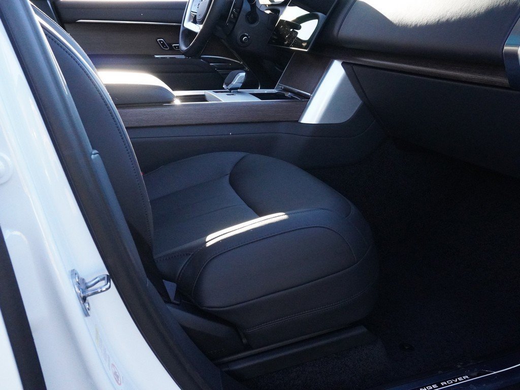 Used 2025 Land Rover Range Rover SE image 28