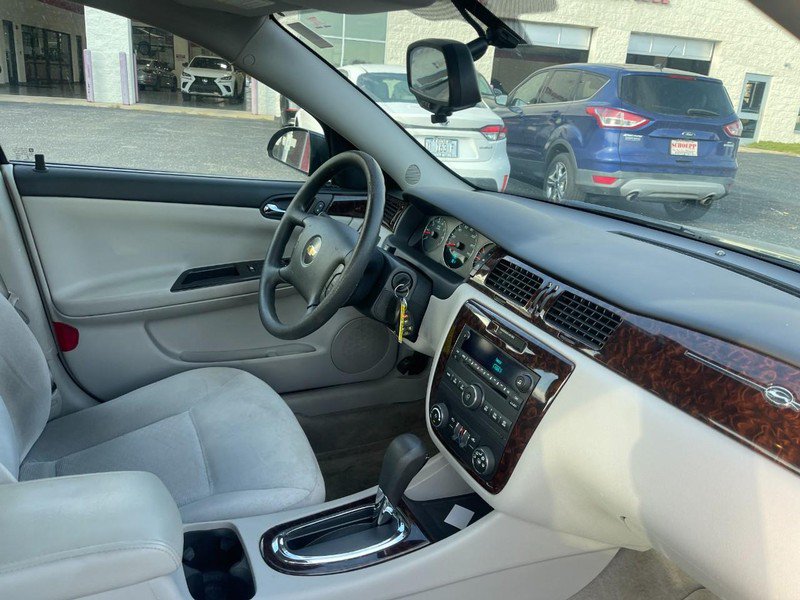 Used 2015 Chevrolet Impala LT FWD image 2