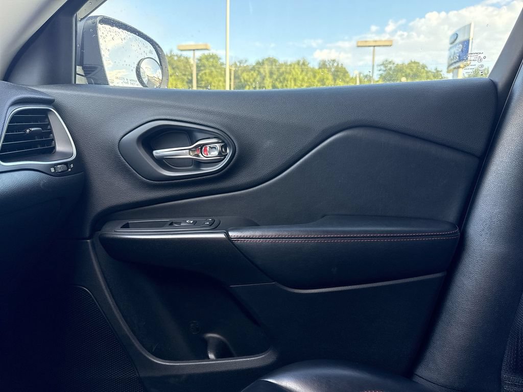 Used 2019 Jeep Cherokee Trailhawk w/ Comfort/Convenience Group AWD/4WD image 20