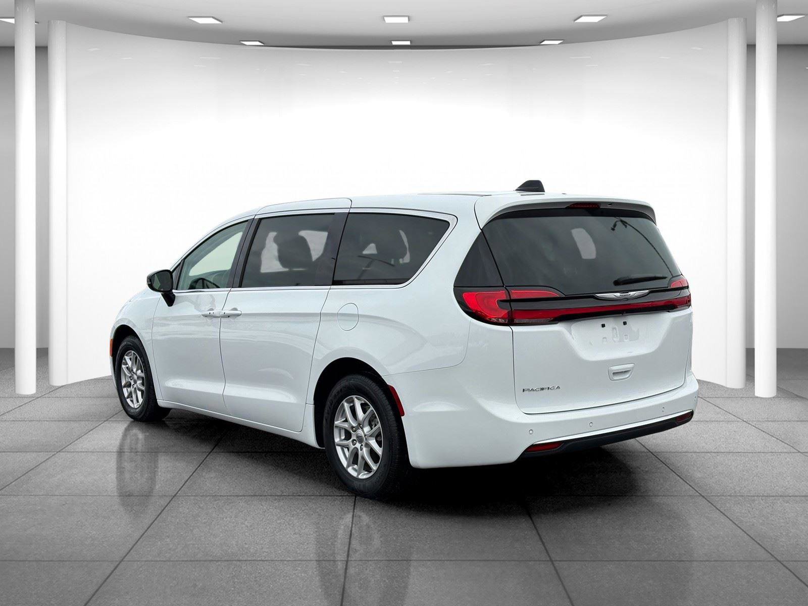 Used 2024 Chrysler Pacifica Touring-L image 5