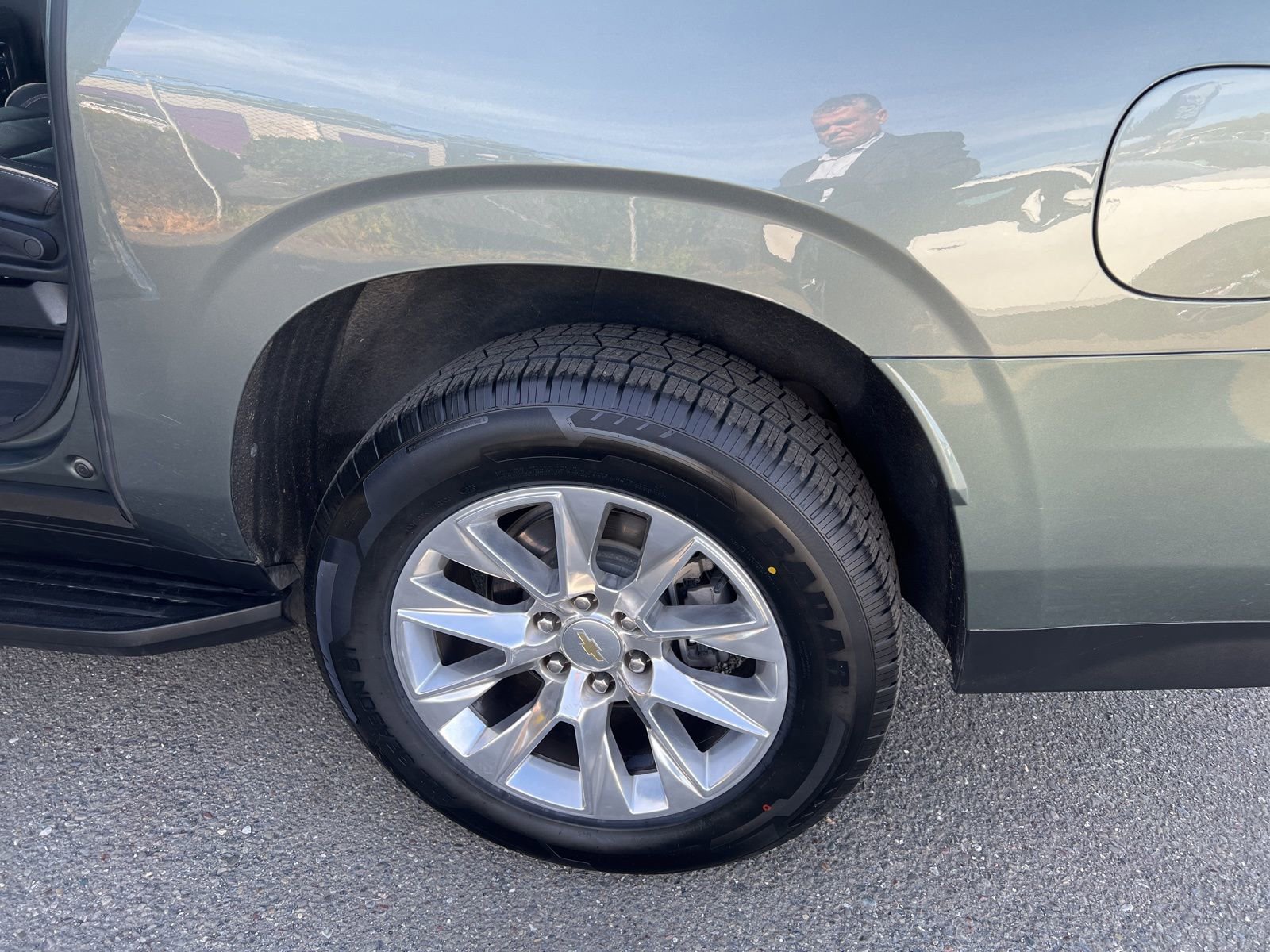 Used 2023 Chevrolet Suburban Premier image 10