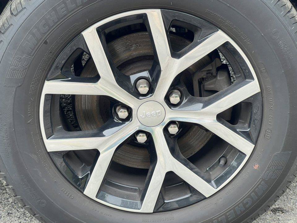 Used 2023 Jeep Grand Cherokee L Limited AWD/4WD image 8