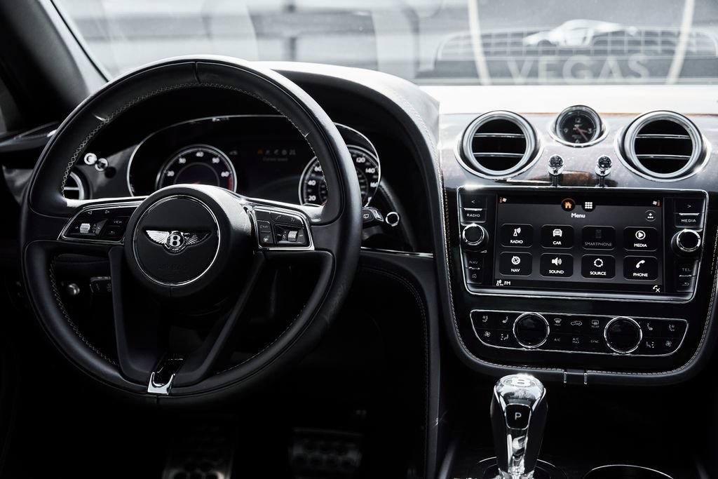 Used 2017 Bentley Bentayga AWD/4WD image 49