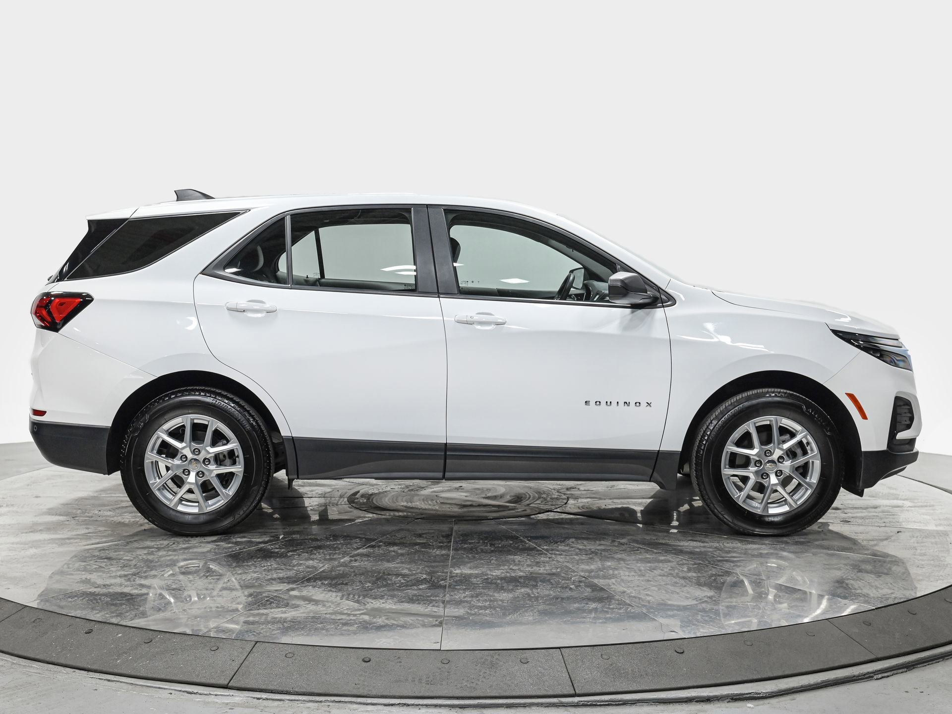 Used 2024 Chevrolet Equinox LS w/ Driver Confidence II Package AWD/4WD image 8