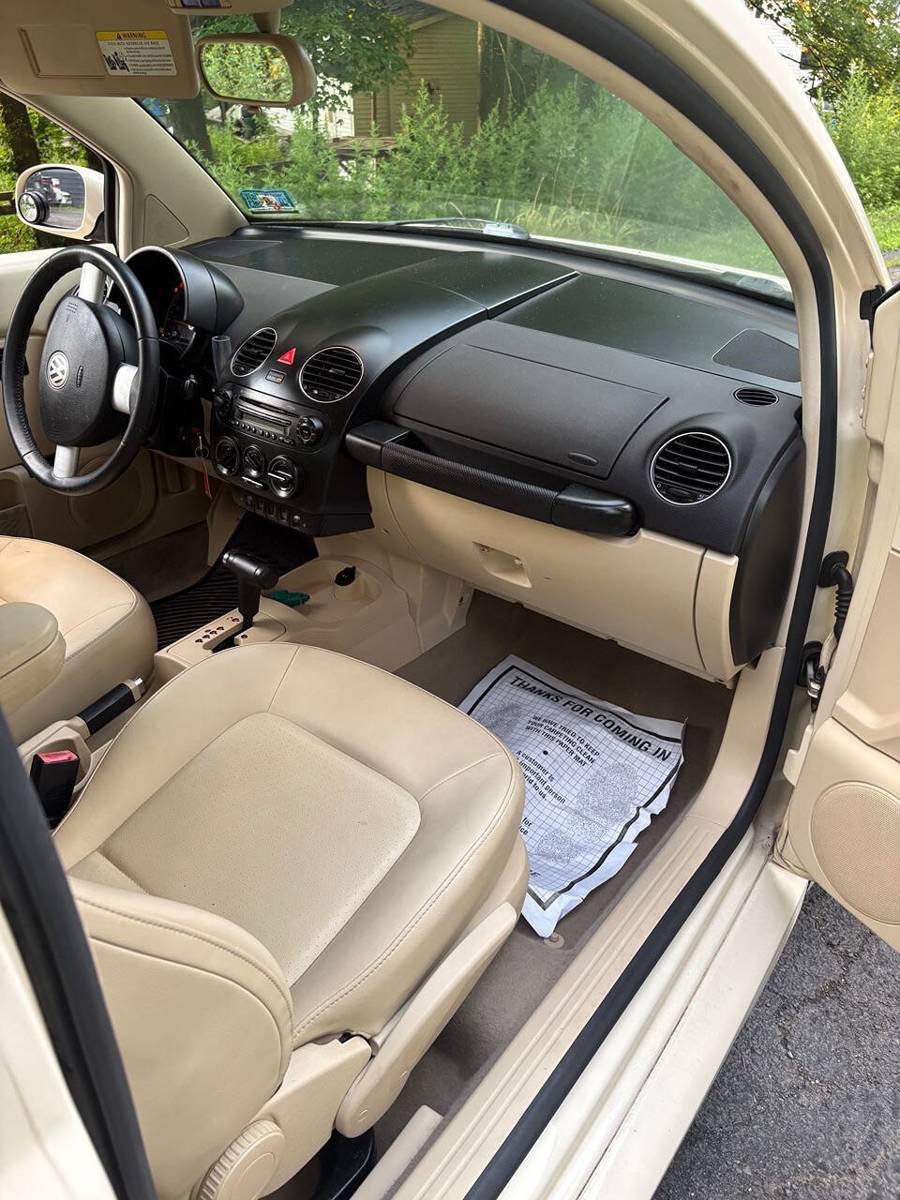 Used 2008 Volkswagen Beetle SE FWD image 6