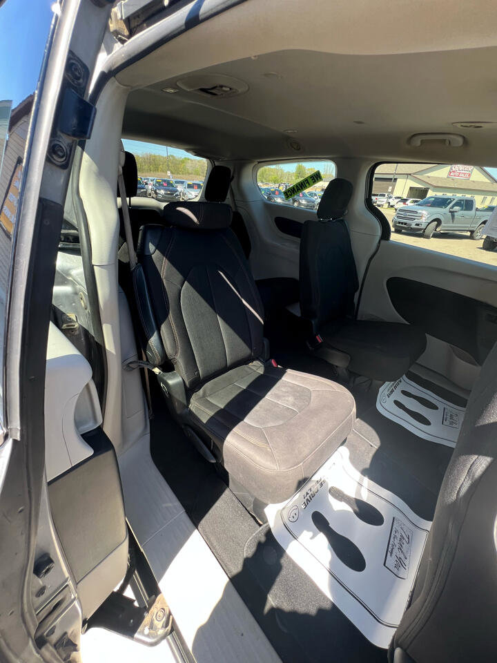 Used 2017 Chrysler Pacifica Touring w/ Tire & Wheel Group image 12