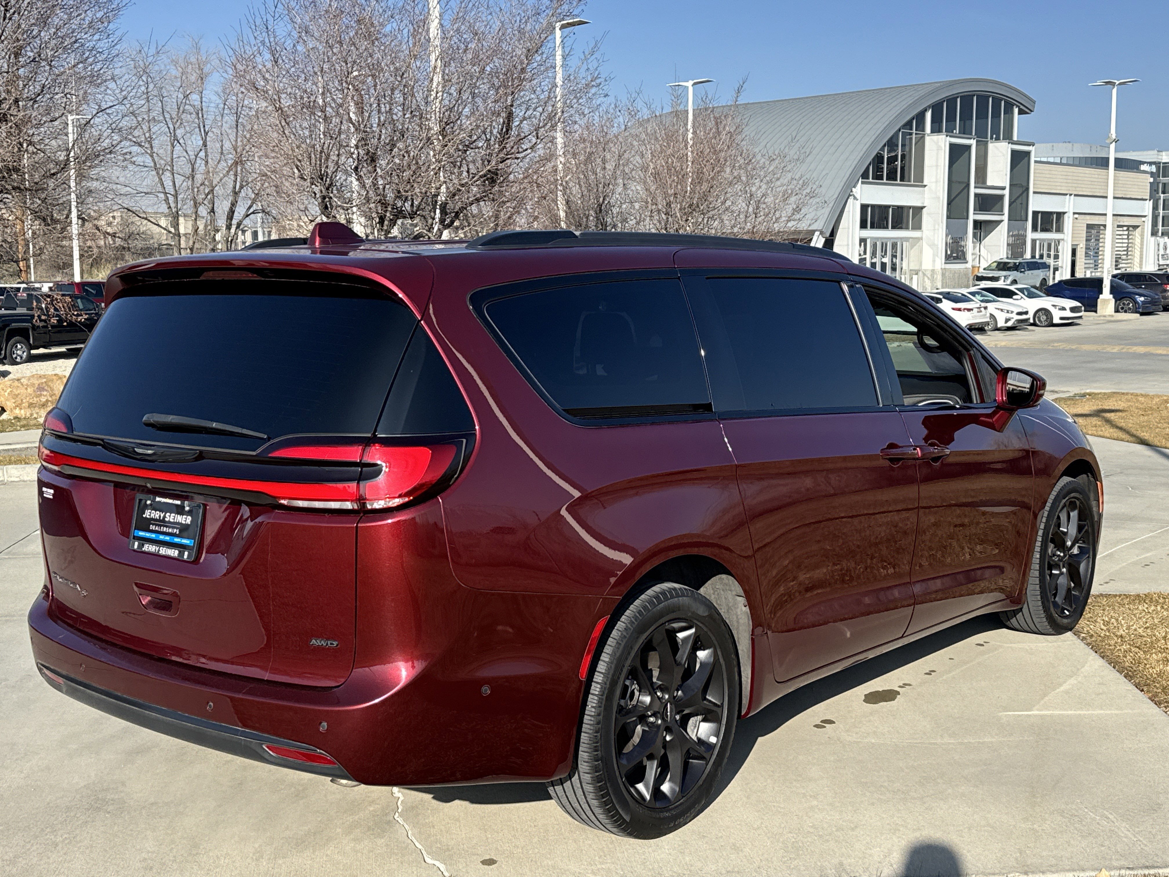 Used 2023 Chrysler Pacifica Touring-L w/ S Appearance Package image 5