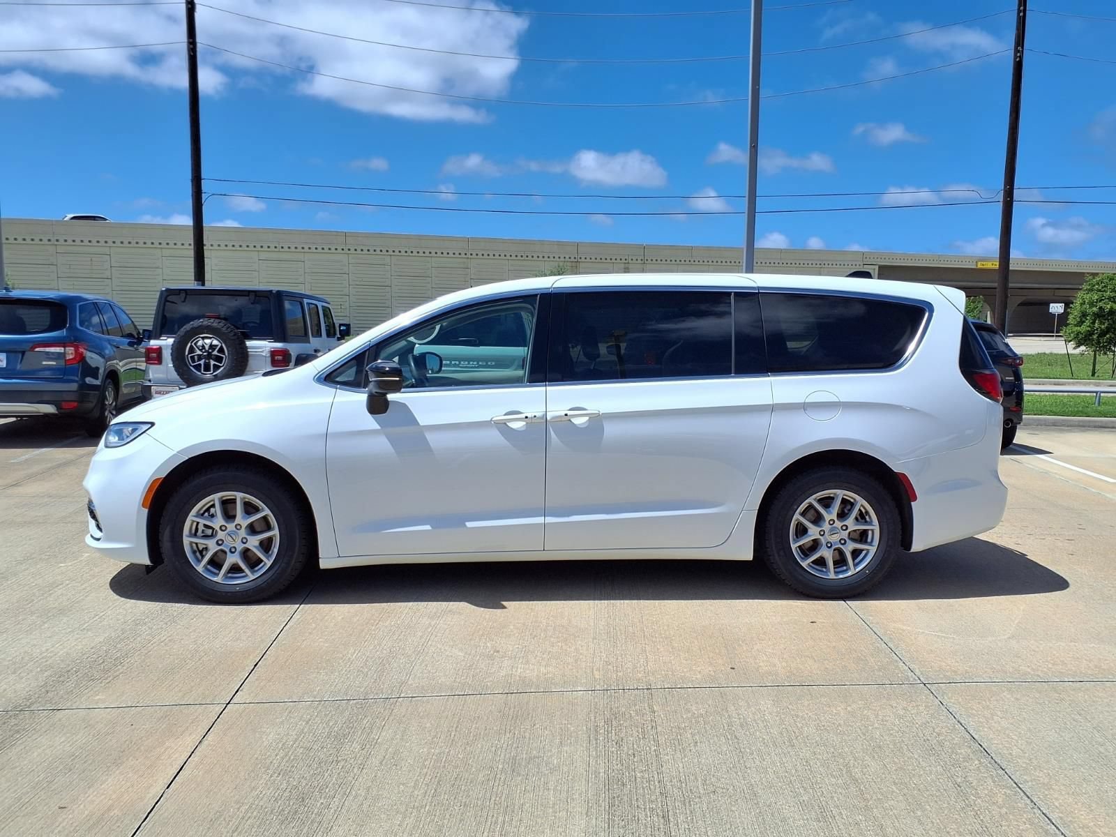 Used 2024 Chrysler Pacifica Touring-L FWD image 3