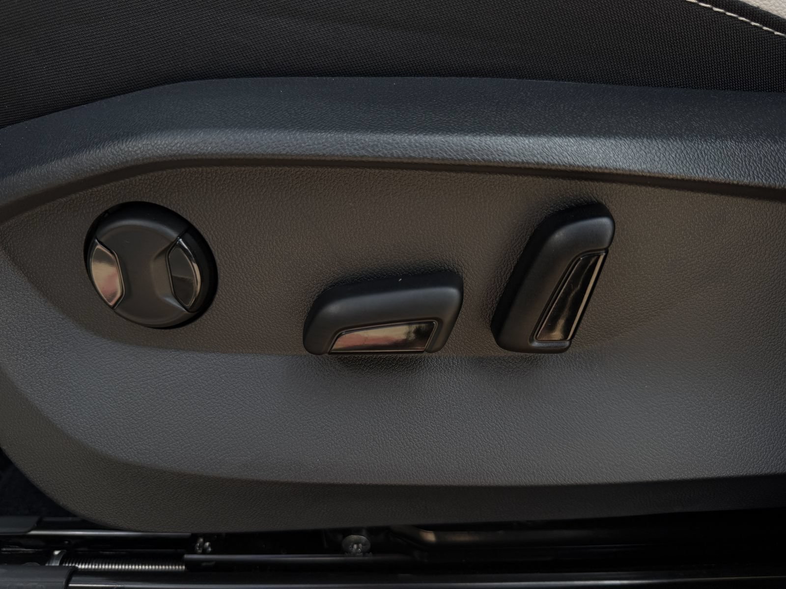 New 2026 Volkswagen Taos SE FWD image 24