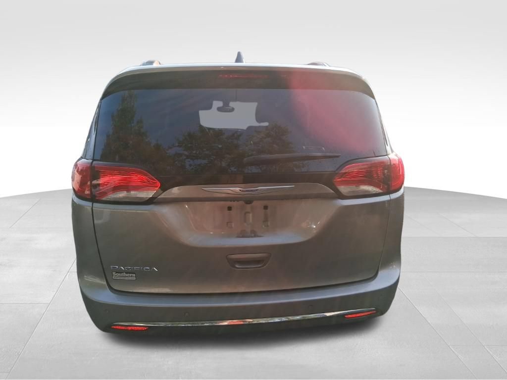 Used 2017 Chrysler Pacifica Touring-L w/ Tire & Wheel Group FWD image 5