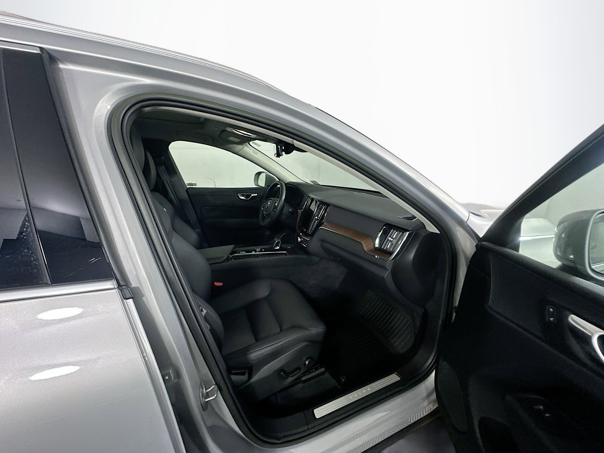 Used 2023 Volvo XC60 B5 Plus w/ Climate Package image 32