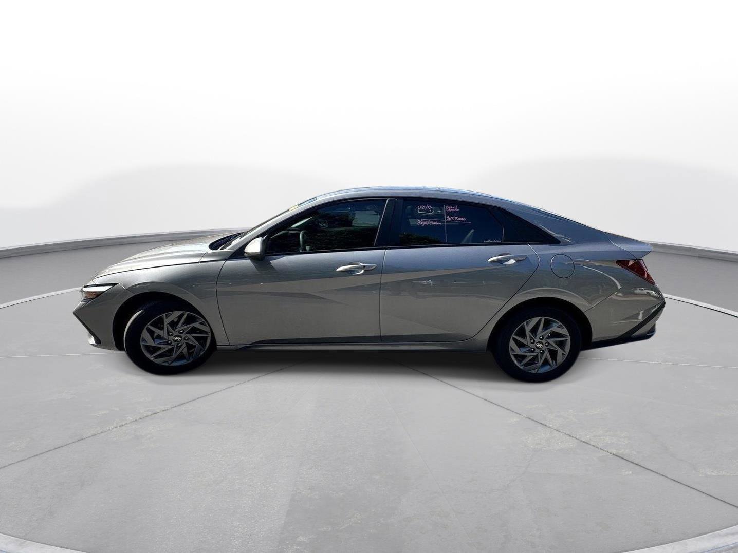 Used 2025 Hyundai Elantra Hybrid FWD image 9