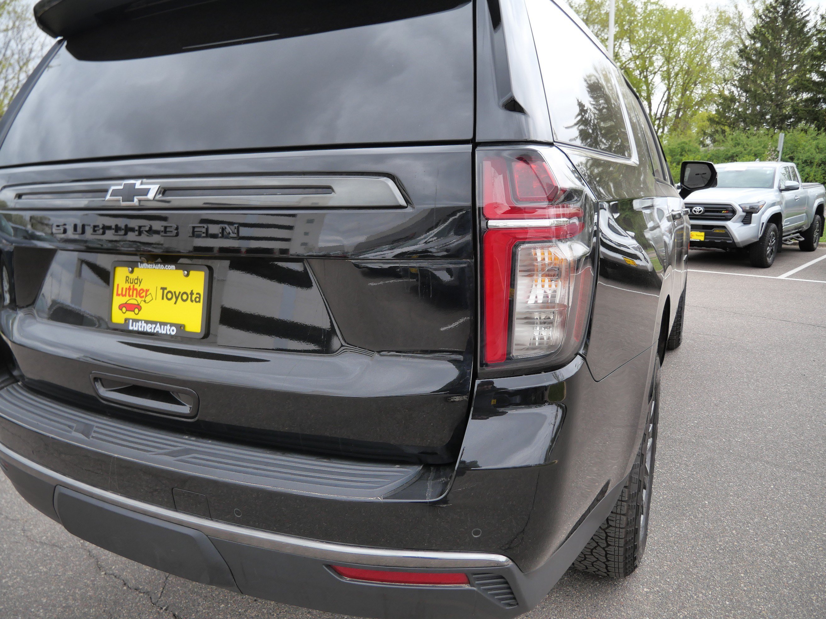 Used 2022 Chevrolet Suburban Z71 w/ Z71 Off-Road Package AWD/4WD image 17