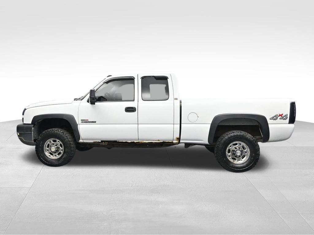 Used 2005 Chevrolet Silverado 2500 W/T w/ Heavy-Duty Power Package AWD/4WD image 2